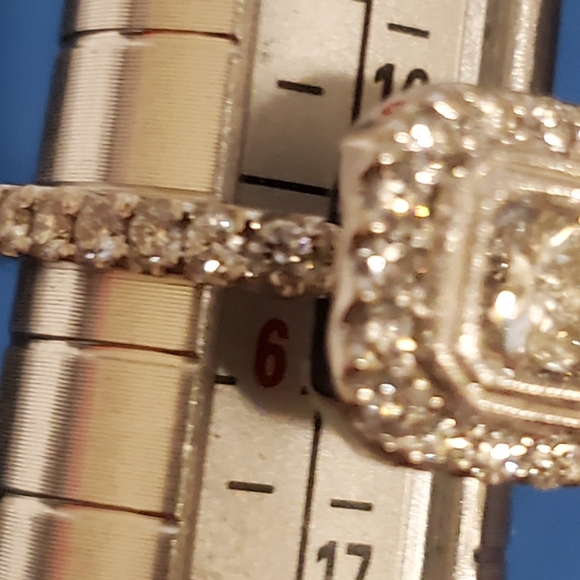 New, unworn - 14kt. White Gold Diamond Ring. - Picture 11 of 15